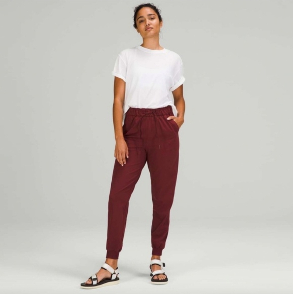Lululemon Stretch Luxtreme Joggers High-Rise Full Length Pant Mulled Wine Size 4